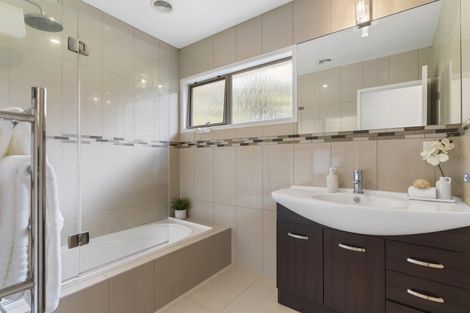 Photo of property in 1/21 Woodcote Drive, Glenfield, Auckland, 0629