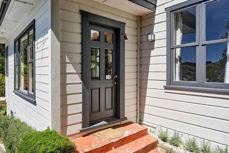 Photo of property in 12 Grays Road, Plimmerton, Porirua, 5026