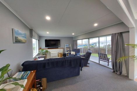Photo of property in 8 Riversdale Drive, Merrilands, New Plymouth, 4312
