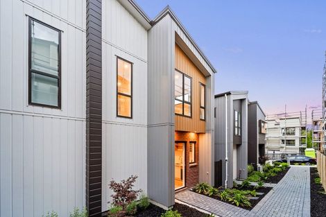 Photo of property in 10 Don Oliver Lane, Glen Eden, 0602