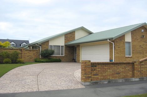 Photo of property in 12 Farnswood Place, Redwood, Christchurch, 8051