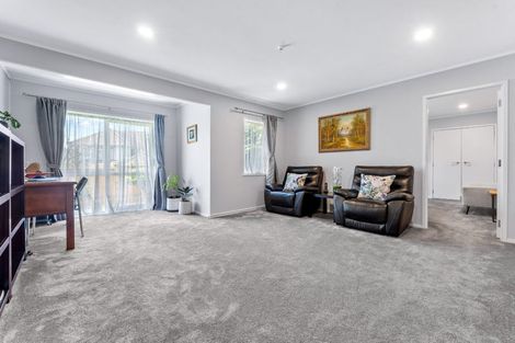 Photo of property in 18 Murano Place, Chatswood, Auckland, 0626