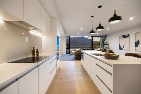 Photo of property in 14 Vancouver Drive, Queenstown, 9300