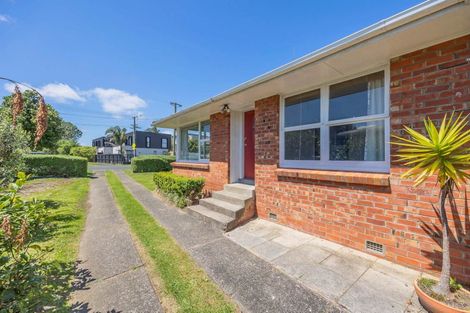 Photo of property in 1/6 Hillcrest Avenue, Hillcrest, Auckland, 0627