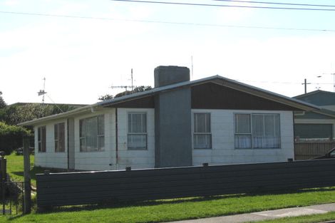 Photo of property in 2 Tregenna Street, Castlecliff, Whanganui, 4501