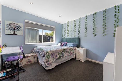 Photo of property in 12 Monaco Grove, Fitzherbert, Palmerston North, 4410