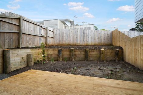 Photo of property in 4/13 Sarona Avenue, Glen Eden, Auckland, 0602