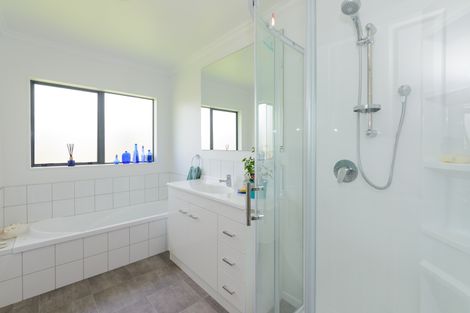 Photo of property in 24 Greenwood Place, Fitzherbert, Palmerston North, 4410