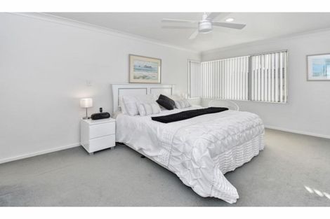 Photo of property in 2/11 The Rosebowl, Sunnyhills, Auckland, 2010