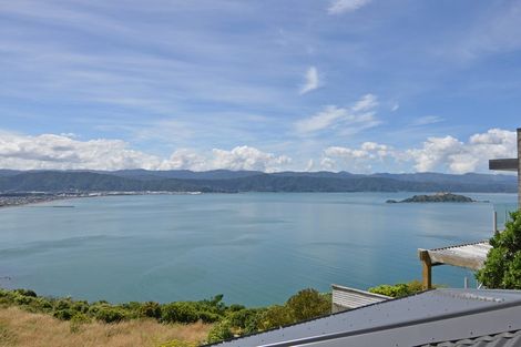 Photo of property in 19 Bendigo Grove, Newlands, Wellington, 6037