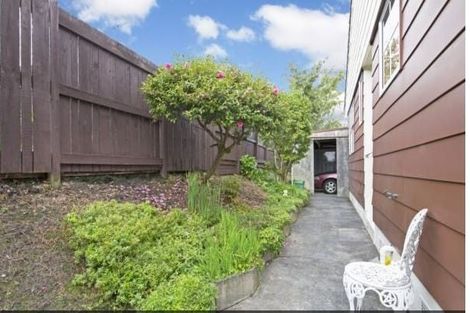Photo of property in 2/3 Benygloe Place, Highland Park, Auckland, 2010