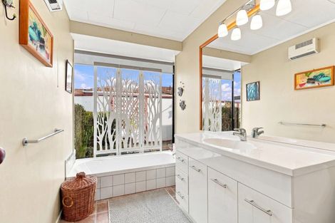 Photo of property in 2 Warwick Place, Springvale, Whanganui, 4501