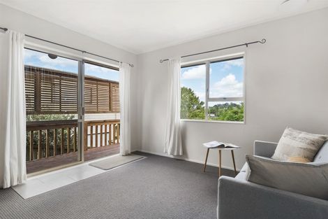 Photo of property in 2/18 Strabo Place, Windsor Park, Auckland, 0632
