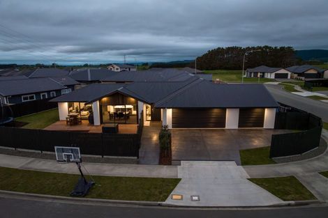 Photo of property in 2 Corsica Court, Fitzherbert, Palmerston North, 4410