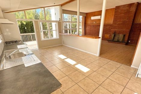 Photo of property in 4 Staveley Avenue, Mount Roskill, Auckland, 1041