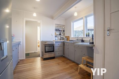 Photo of property in 9 Wakely Road, Newlands, Wellington, 6037