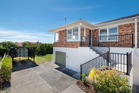 Photo of property in 2/12 Westwell Road, Belmont, Auckland, 0622