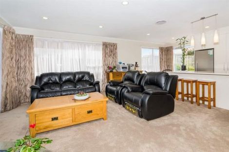 Photo of property in 34 Easton Park Parade, Glenfield, Auckland, 0629