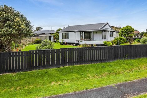 Photo of property in 16 Pohutukawa Drive, Opunake, 4616