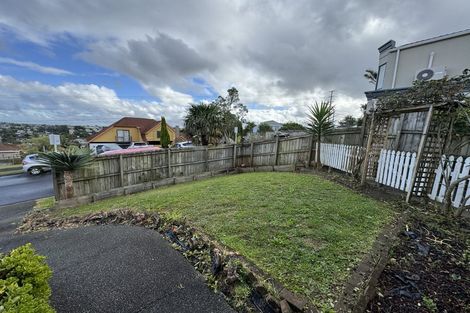 Photo of property in 4 Highgrove Lane, Totara Vale, Auckland, 0632