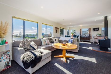 Photo of property in 13 Trig Hill Terrace, Waikanae Beach, Waikanae, 5036