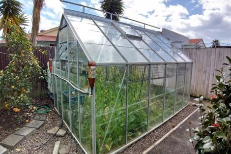 Photo of property in 18 Tupaki Place, Pakuranga Heights, Auckland, 2010
