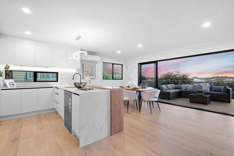 Photo of property in 20 Baulcomb Parade, Windsor Park, Auckland, 0632