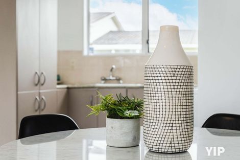 Photo of property in 7c Cheyne Walk, Newlands, Wellington, 6037