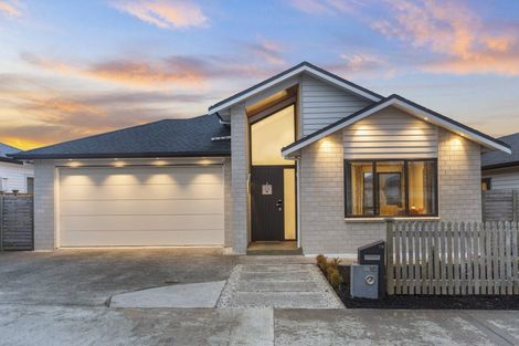 Photo of property in 14 Vinistra Road, Kumeu, 0810