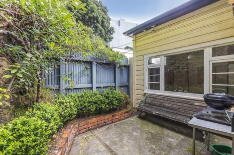 Photo of property in 108 Oriental Parade, Oriental Bay, Wellington, 6011