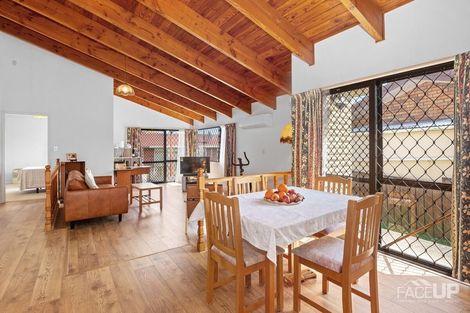 Photo of property in 5 Bosnyak Drive, Te Atatu South, Auckland, 0610