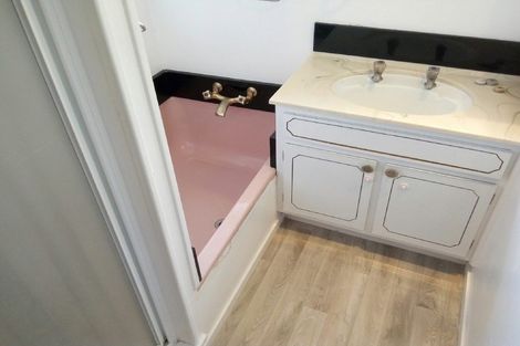 Photo of property in 2/59 Pupuke Road, Birkenhead, Auckland, 0627