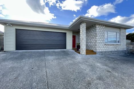 Photo of property in 23 James Nairn Grove, Riverstone Terraces, Upper Hutt, 5018