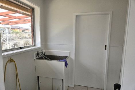 Photo of property in 2/56 Cockayne Crescent, Sunnynook, Auckland, 0620