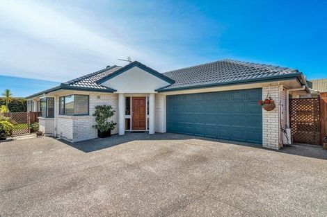 Photo of property in 98 Golfland Drive, Golflands, Auckland, 2013