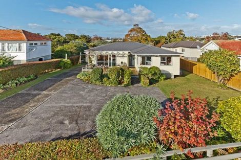 Photo of property in 65 Pupuke Road, Birkenhead, Auckland, 0627
