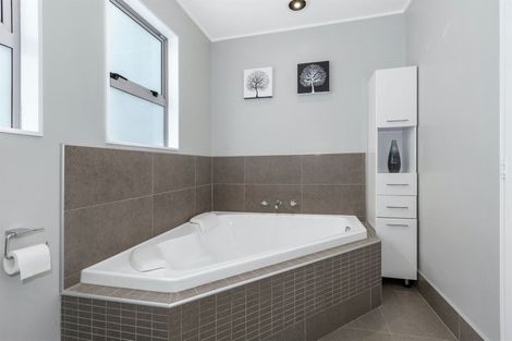 Photo of property in 89 Kahu Road, Paremata, Porirua, 5024