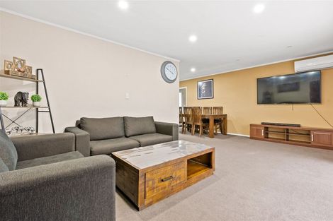 Photo of property in 12 Gloaming Place, Conifer Grove, Takanini, 2112