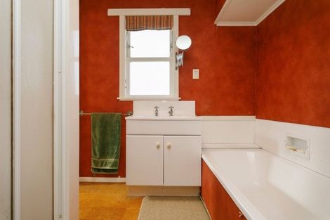 Photo of property in 62 Matuku Street, Two Mile Bay, Taupo, 3330