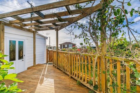Photo of property in 96a Wade River Road, Stanmore Bay, Whangaparaoa, 0932