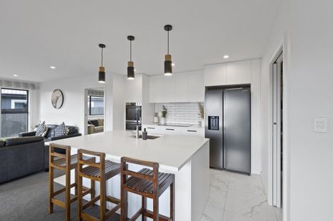 Photo of property in 2 Corsica Court, Fitzherbert, Palmerston North, 4410