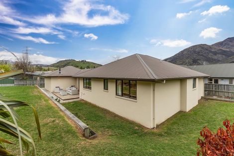 Photo of property in 28 Quill Street, Lake Hayes, Queenstown, 9304