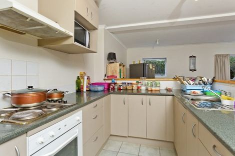 Photo of property in 10 Holdaway Avenue, Northcote, Auckland, 0627