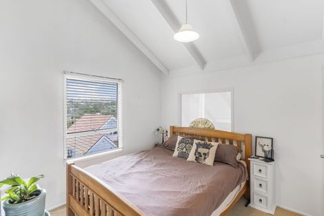 Photo of property in 2/32 Knightsbridge Drive, Forrest Hill, Auckland, 0620