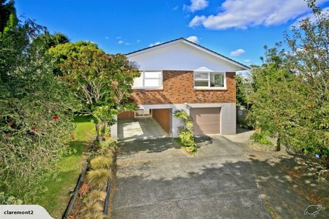 Photo of property in 24 Holdaway Avenue, Northcote, Auckland, 0627