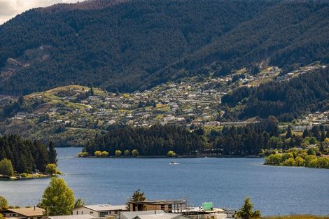 Photo of property in 1 Elk Place, Kelvin Heights, Queenstown, 9300