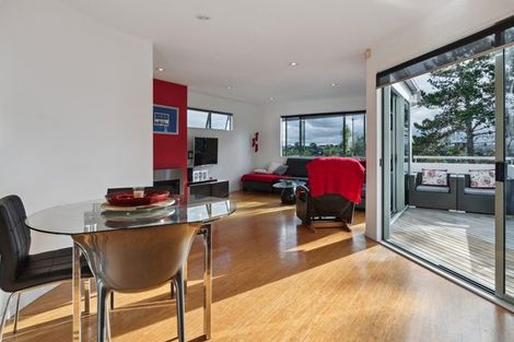 Photo of property in 2/89 Knights Road, Rothesay Bay, Auckland, 0630