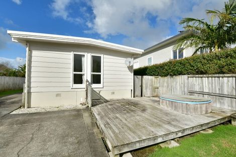 Photo of property in 5 Walton Street, Red Beach, 0932