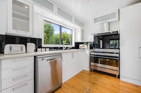 Photo of property in 28 Grassmere Road, Henderson Valley, Auckland, 0612