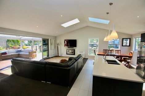 Photo of property in 2 Roseberry Place, Whitianga, 3510